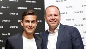 Il Samsung District di Milano ospita Paulo Dybala, ambassador di Gear S3