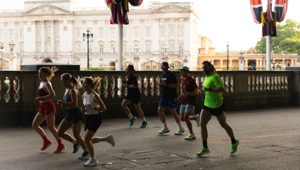 Saucony apre il nuovo flagship store a Londra con una corsa spettacolare tra le strade della città