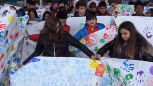 Con il supporto di Grandi Stazioni a Roma 80 ragazzi in un falsh mob per Save the Children in occasione della Giornata Mondiale dell’Infanzia