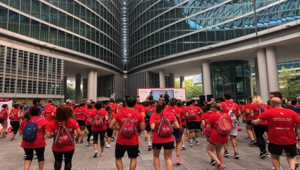 Libellula FlyUp: in 400 hanno scalato Palazzo Lombardia per dire no alla violenza sulle donne. ActionAid è stato charity partner dell'evento organizzato da Space and Event