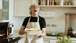 AudioNova e PicNic alzano la voce contro i problemi di udito in uno spot con Riccardo Fogli