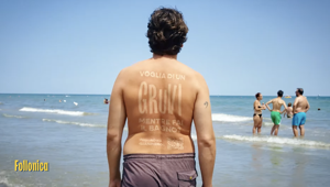 Le schiene dei bagnanti diventano “affissioni da spiaggia” nella nuova campagna di Gruvi Autentica Ossessione. Firma AUGE