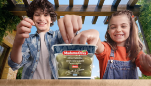 Madama Oliva, con Absoluta, lancia la campagna estiva “Un’oliva per tutti”, su TV e digital, per celebrare la sua linea premium Frutto d’Italia