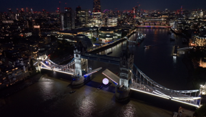 PUMA dà il calcio d’inizio alla Premier League con il gol più grande di sempre: DUDE London manda in rete un super pallone attraverso il Tower Bridge