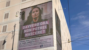 "Davvero ora non potrei nascere?": l'affissione davanti ai Musei Vaticani dell'Associazione Coscioni per la petizione 'PMA PER TUTTE'