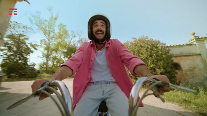 TIM, con Havas Milano, lancia il nuovo spot con Carlo Conti dedicato al wifi con antenna 5g, Timvison Family e la piattaforma di intelligenza artificiale Perplexity Pro