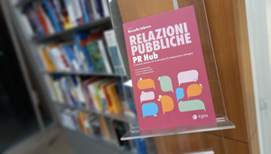 PRHub, dieci anni di relazioni che fanno sistema in un libro che racconta una disciplina in trasformazione. Cornelli: “Le PR non sono numeri, ma un sistema vivo di relazioni. La vera strategia nasce dall’ascolto, non dalle azioni tattiche”