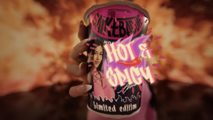“Non andare in quella modalità”: Saikebon lancia Saikebaddie Hot&Spicy con una campagna total baddie firmata KIWI