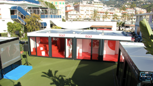 iliad ancora a Sanremo con Radio Kiss Kiss: il brand "club" 2026 porta trasparenza, installazioni immersive e un Media Hub senza filtri