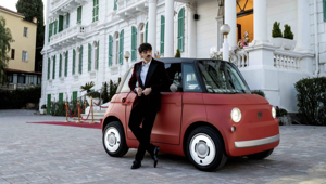 FIAT lancia la Topolino Corallo: il quadriciclo elettrico urbano diventa più colorato, intuitivo e solare. On air il nuovo spot con Fabio Rovazzi