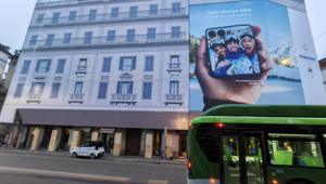 Milano nello smog: record di sforamenti PM2.5 nel 2025, ma 61 maxi-impianti pubblicitari “green” gestiti da Acone Associati, abbattono oltre 5,7 tonnellate di NOx l’anno