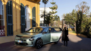 Lancia e Patty Pravo insieme a Sanremo 76: il videoclip di “Opera”, firmato da 777, celebra sessant’anni di carriera tra eleganza, identità e nuova Ypsilon