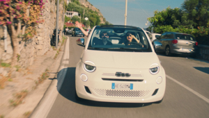 Fiat 500 Hybrid Cabrio Dolcevita protagonista del nuovo videoclip estivo di Fabio Rovazzi Fiat 500 Hybrid Cabrio Dolcevita protagonista del nuovo videoclip estivo di Fabio Rovazzi