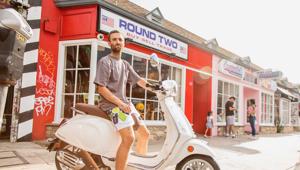 Vespa e Sean Wotherspoon svelano la nuova Primavera all'evento di lancio presso lo showroom milanese del Gruppo Piaggio al ritmo del DJ set di Merk & Kremont