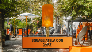 SIXT e M+C Saatchi Group Europe rinfrescano il marketing promozionale con un ghiacciolo arancione di oltre 3 metri in Largo La Foppa