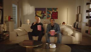 Max Pezzali incontra se stesso giovane grazie all'AI nella nuova campagna di Sky Glass firmata Sky Creative Agency