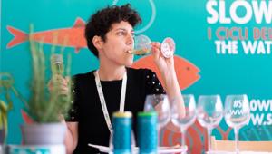 Slow Food prepara i suoi eventi 2023: Slow Wine Fair, Slow Fish, Cheese. vetrina del lavoro che l’associazione svolge ogni giorno nei 160 Paesi in cui opera in difesa della biodiversità, la promozione delle tradizioni enogastronomiche