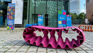 Vivident celebra la socialità alla Design week e incontra Stefania Andreoli sulle panchine SMILE