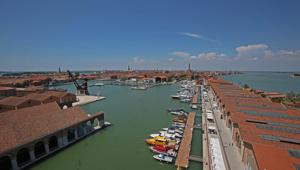Apre al pubblico il Salone Nautico Venezia. Momento clou della cerimonia il passaggio delle Frecce Tricolore