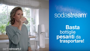 'Basta bottiglie pesanti da trasportare', lo dice Sodastream in tv