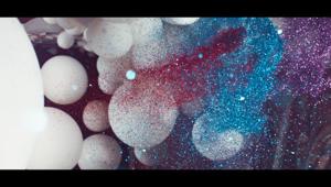  4000 palloncini luccicanti invadono un casinò abbandonato nel nuovo spot Sony BRAVIA. Firma DDB Berlin