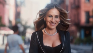 'Nessuno mi può giudicare', il brano di Caterina Caselli colonna sonora della nuova campagna Intimissimi con Sarah Jessica Parker