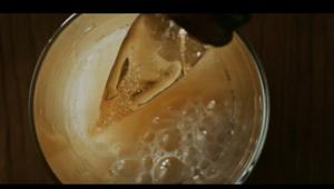  “Bevi come vivi”: on air il nuovo spot di Peroni Cruda firmato Saatchi&Saatchi