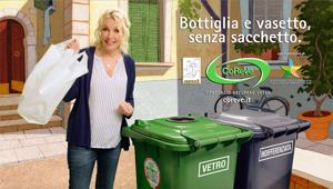 “Troppi sacchetti nella differenziata del vetro” Licia Colò in campo per una raccolta di qualità