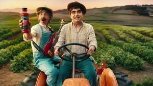 Cirio lancia il nuovo spot con Elio e le Storie Tese e 'La terra dei pomodori'. Creatività di Hub09
