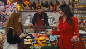 Maria Grazia Cucinotta torna protagonista del nuovo spot di Rossotono firmato The Jackal per Apulia Distribuzione