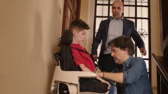 Checco Zalone on air con uno spot 'irriverente' per promuovere la raccolta fondi per la ricerca contro la SMA. Firma Taodue