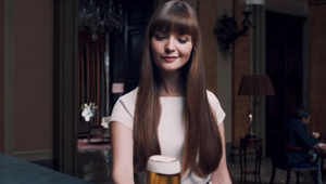 Stella Artois lancia la campagna “Un gusto che merita” e il nuovo posizionamento di birra premium e sofisticata. Adattamento di Havas Milan