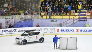 Suzuki gioca a hockey su ghiaccio nell'incontro Italia - Usa