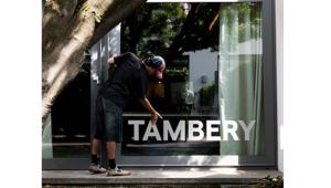 L'agenzia milanese Fosbury festeggia i 20 anni di attività cambiando nome in Tambery. Una campagna di comunicazione Social e Out-Of-Home lo evidenzia