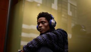 Dyson entra ufficialmente nel mondo dell’audio con le cuffie Dyson Zon. Per il lancio al via la collaborazione con Per il lancio della nuova categoria audio, Dyson ha scelto di collaborare con Tananai