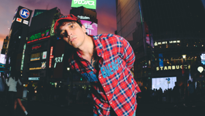 LEGO Italia accende le piazze italiane a ritmo di musica per celebrate il Natale. Tananai è il testimonial