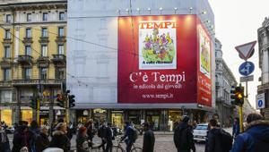 Alessandro Giuli è il nuovo direttore di Tempi. Al via il rilancio del settimanale con una Maxiaffissione di Urban Vision in piazza Cordusio a Milano
