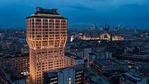 Torre Velasca si illumina per Natale regalando a Milano un'inedita atmosfera