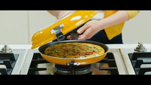 Tescoma lancia Girafrittata con uno spot firmato Armando Testa