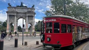 Tescoma approfitta dell'atmosfera milanese del Fuorisalone per promuoversi con un tram Fullwrap firmato da Armando Testa