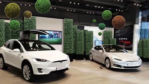 Apre la Tesla Design Lounge in piazza Gae Aulenti a Milano. Allestimenti a cura di Radicity