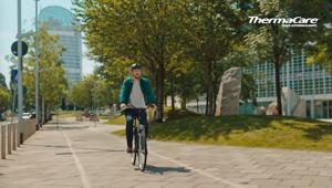 Grey firma la campagna per il lancio della fascia ThermaCare per i dolori del ginocchio