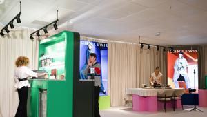 John Lewis anticipa il Natale e apre The Box Studio all’interno del suo negozio di Oxford Street. Una struttura dedicata alla produzione di video e contenuti per i social. Lancio con la serie vodcast 'Gift List'