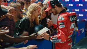 On air il nuovo spot Tim con protagonista Francesco Bagnaia: pomuove l’offerta convergente dell’estate. Tv, digital adv, Out of Home e attività BTL nel media mix