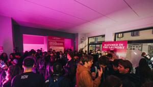 Tinder lancia 'Crush Library', la campagna itinerante che trasforma i luoghi quotidiani in spazi di connessione autentica