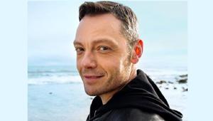 Tiziano Ferro protagonista di una nuova Vodafone Story per raccontare tutta la qualità della Rete 4.5 G. Firma Team Red