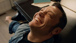 Vodafone regala Giga e lo dice in tv con Tiziano Ferro e Team Red