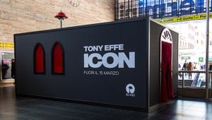 Tony Effe lancia il suo nuovo album "Icon" con un pop-up immerso realizzato da Jungle, nella stazione di Roma Termini