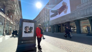 Milano celebra gli 80 anni di Oliviero Toscani con una mostra 'a sorpresa' per le strade della città e due eventi in Triennale