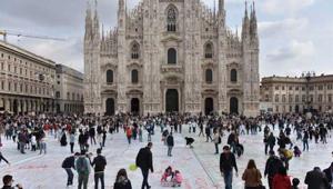 Un grande telo bianco in Piazza Duomo per dire NO alla violenza sulle donne